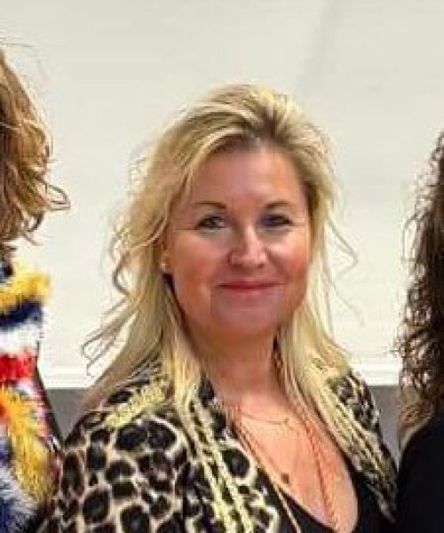 Blonde Frau im Porträt